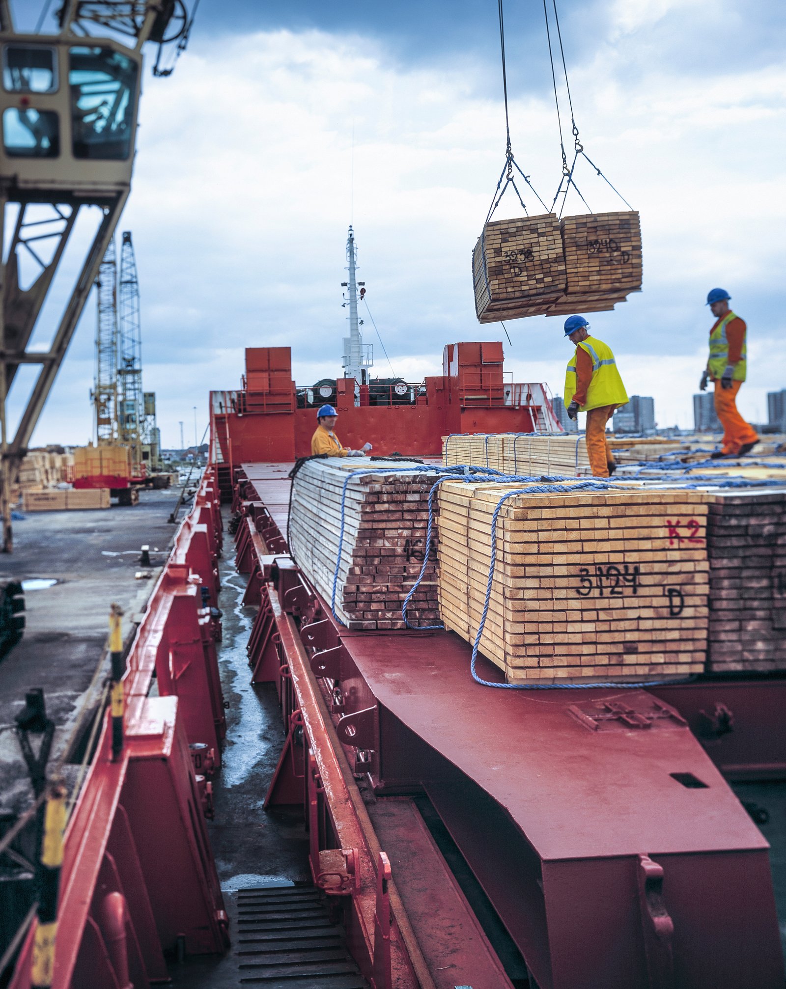 Crane handling heavy project cargo at a port